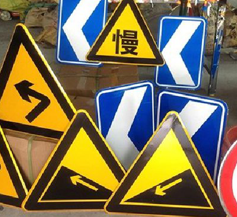  万安标识标牌中颜色的确定是很重要的。